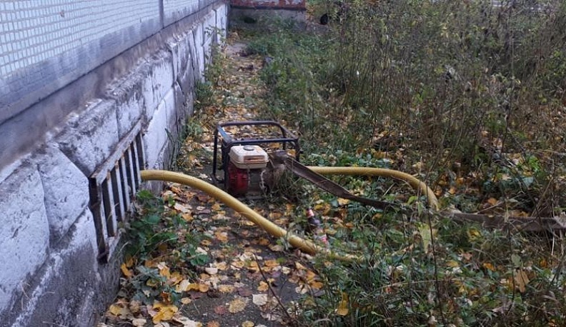 Ермолинский дом с конца сентября затапливается канализацией