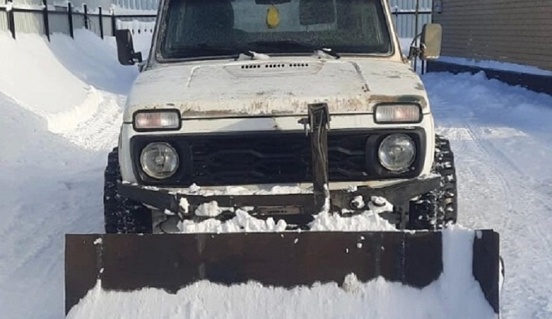 «Кулибины» из Спас-Деменского района для очистки снега используют легковушку