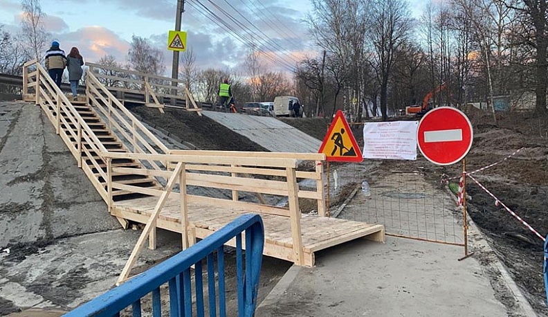 В Калуге на месте обвалившегося грунта соорудили временную лестницу