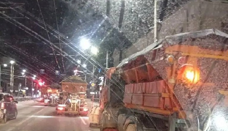 На калужских дорогах ведется уборка улиц