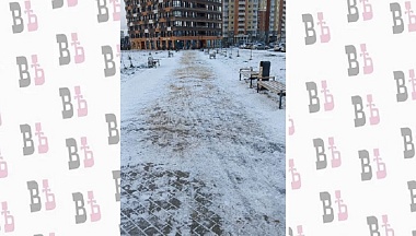 По просьбам жителей в Обнинске обработали тротуар от наледи