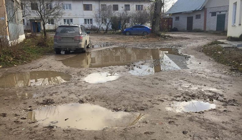 В поселке Пятовский засыпали огромные ямы на дороге после жалобы в соцсети