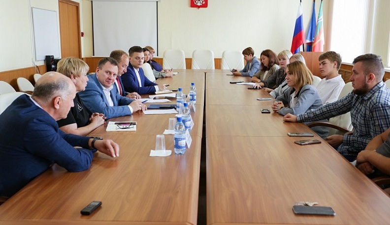 Молодежный совет Людиновского района попросил Геннадия Новосельцева помочь со строительством ледовой арены