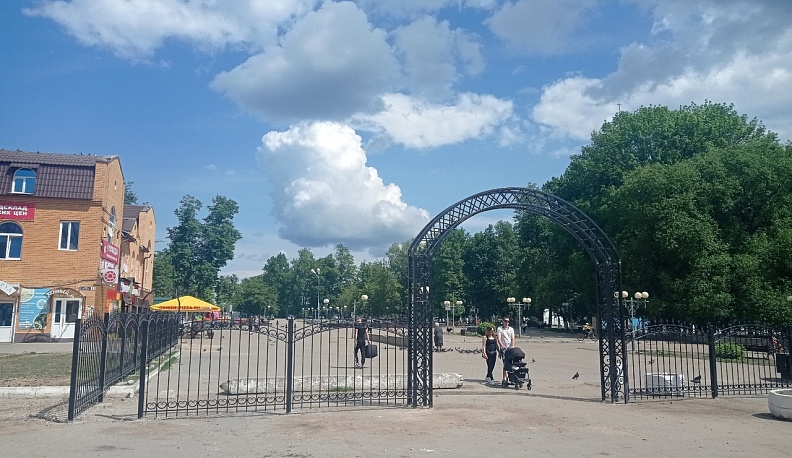 В Людинове завершаются работы по ограждению территории городского парка