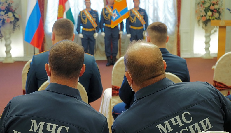 Владислав Шапша поздравил и наградил калужских спасателей