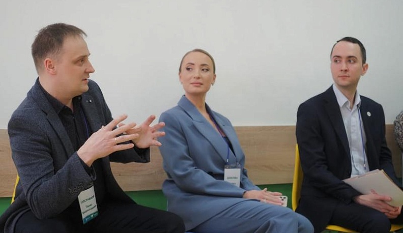 Владислав Шапша встретился с медиками — выпускниками программы подготовки управленческих кадров