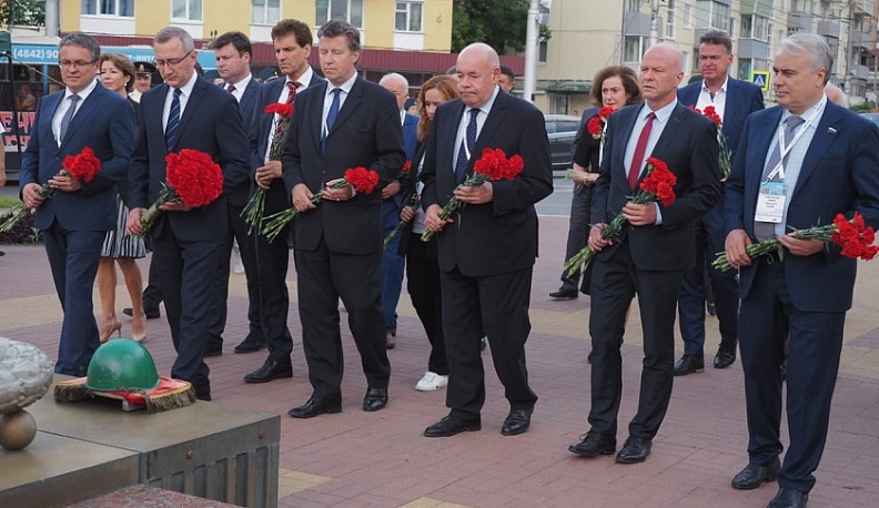 Участники Германо-Российской конференции возложили цветы на площади Победы в Калуге