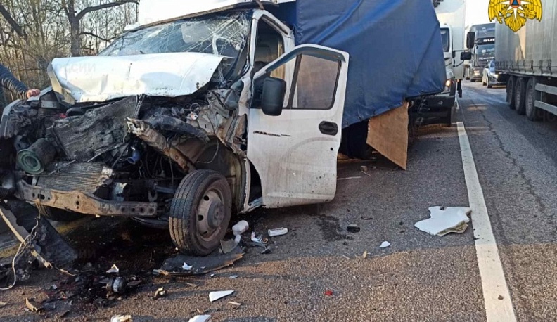 В Жуковском районе три грузовика жестко столкнулись на трассе