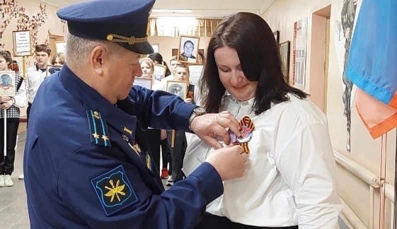 Учительницу истории из Хвастовичского района за патриотическую работу наградили медалью 