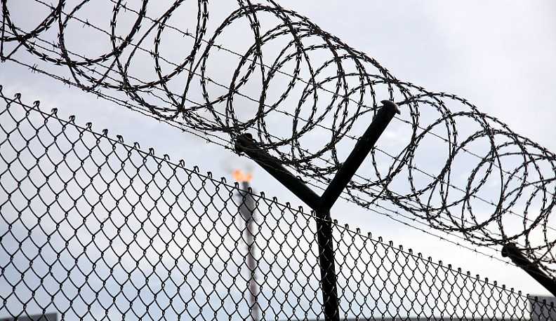 В Калуге надзиратель оставил телефон заключенному за 4 тысячи рублей