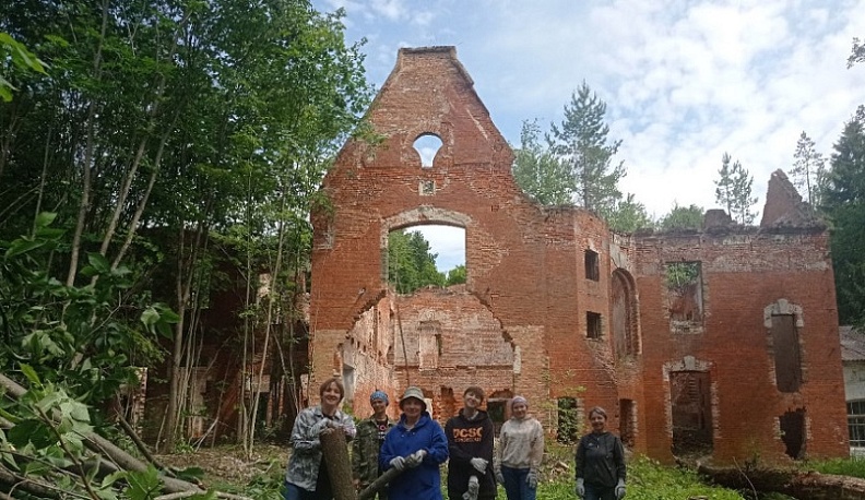 В Козельском районе волонтеры помогают восстановлению главного дома усадьбы Оболенских