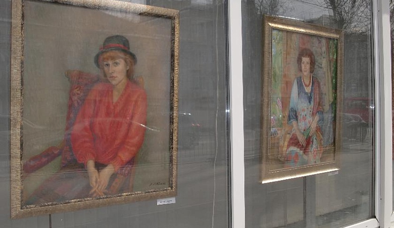 В витринах калужского Дома художника работает выставка «Портрет в искусстве»