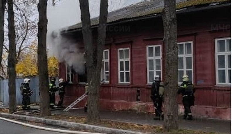 В Калуге загорелся дом