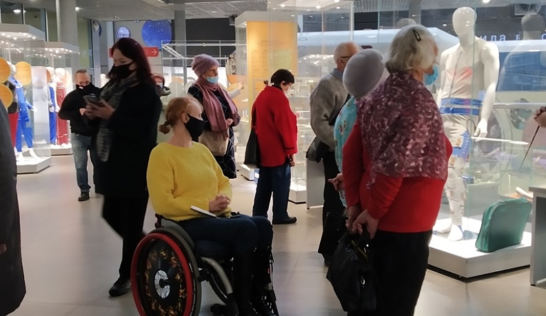 Сотрудники музея истории космонавтики провели экскурсию для пожилых жителей Дзержинского района