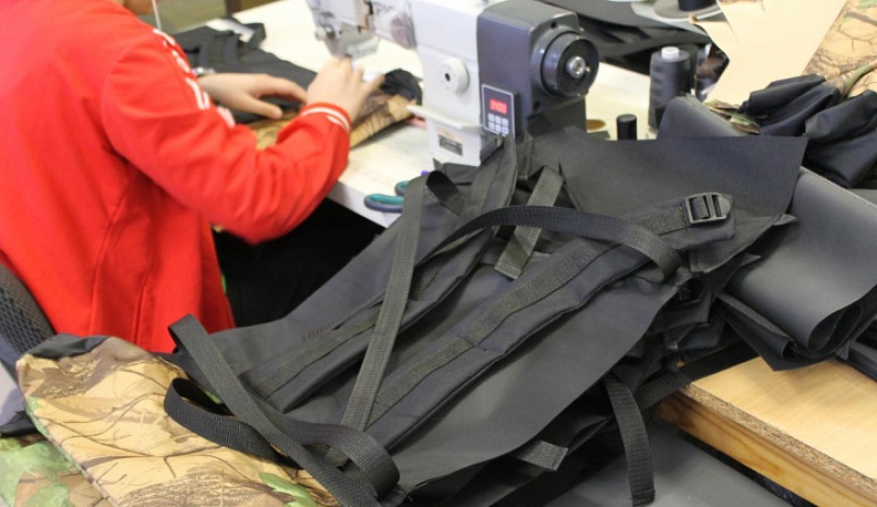Калужское предприятие отшило более 2 тысяч рюкзаков для участников СВО
