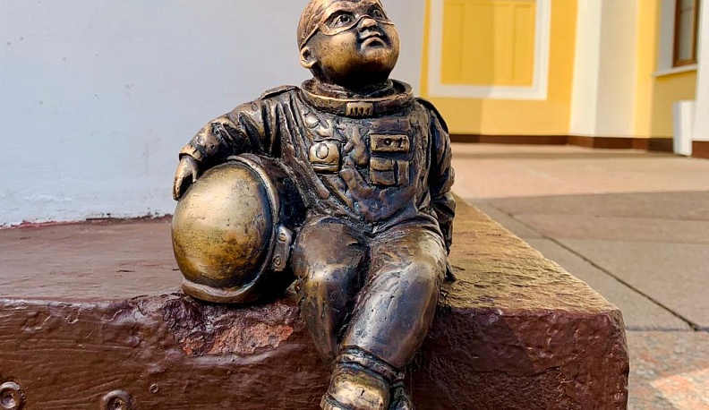 Калужанам предлагают придумать имя мини-космонавту у драмтеатра