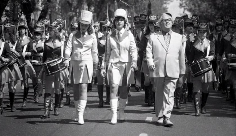 По главной улице с человеком-оркестром