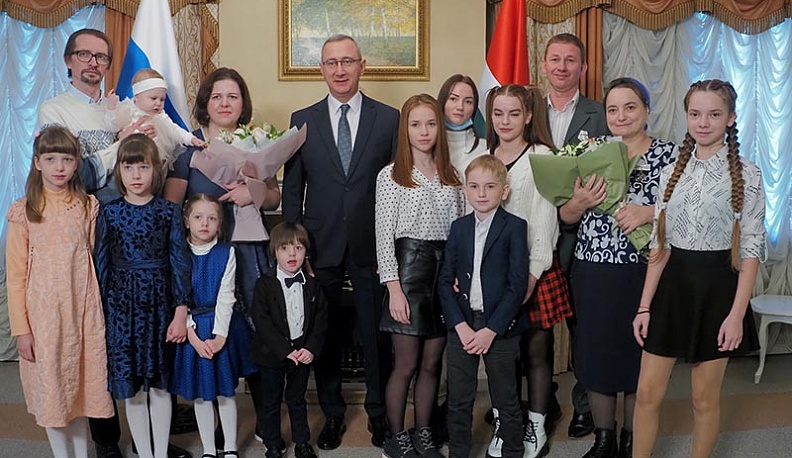 Владислав Шапша вручил многодетным семьям ордена «Родительская слава»