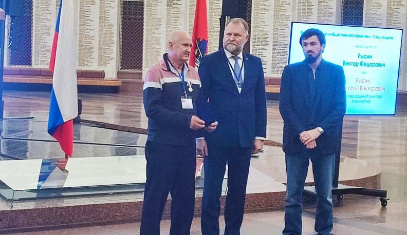 Медали «Отец героя» был удостоен житель Людинова Виктор Рысин 