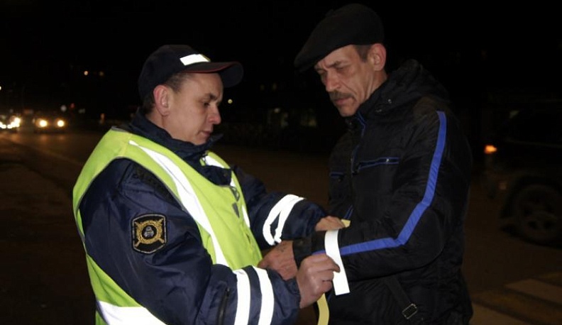 Калужские полицейские призывают пешеходов стать заметными на дороге 