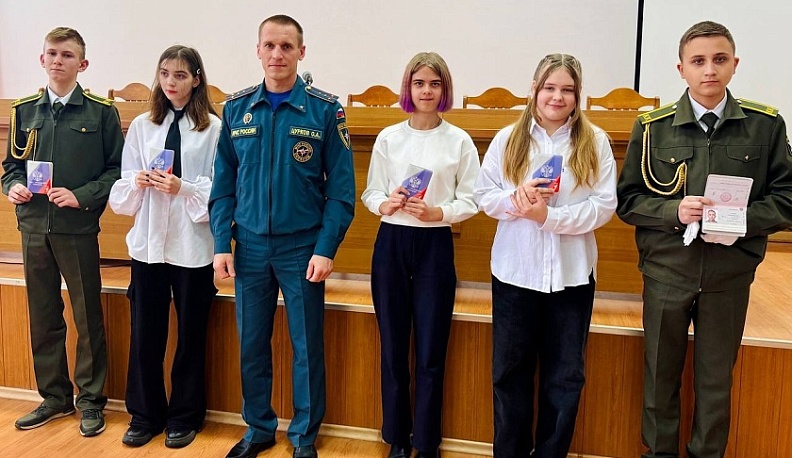 Более 20 юных людиновцев получили паспорта в торжественной обстановке