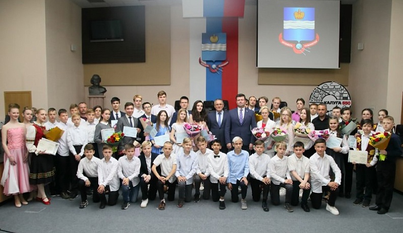 В Калуге в Международный день защиты детей открыли детскую доску почета