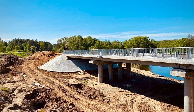 В Калужской области продолжается реконструкция моста через реку Суходрев