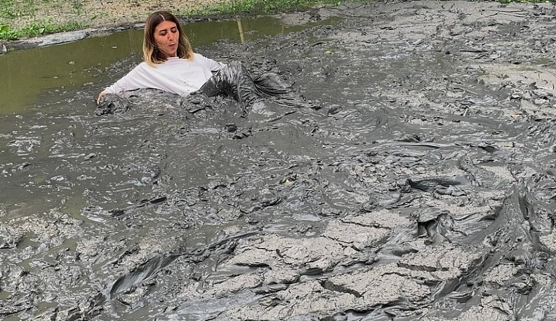 Гостям Никола-Ленивца предлагают искупаться в грязи