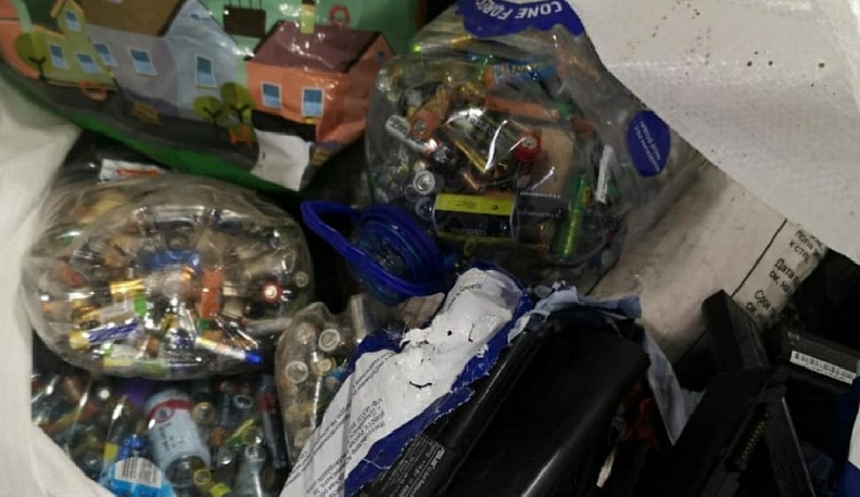 За два месяца калужане принесли в гринбоксы 1,6 тонны использованных батареек