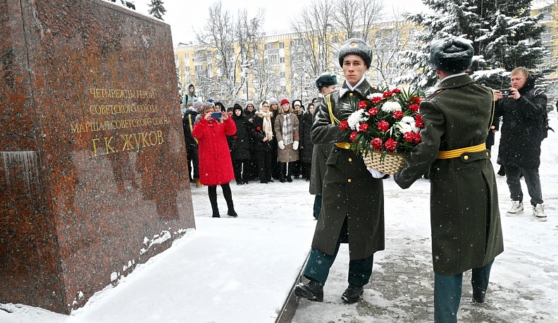 В Калуге возложили цветы к памятнику Маршала Победы Георгия Жукова