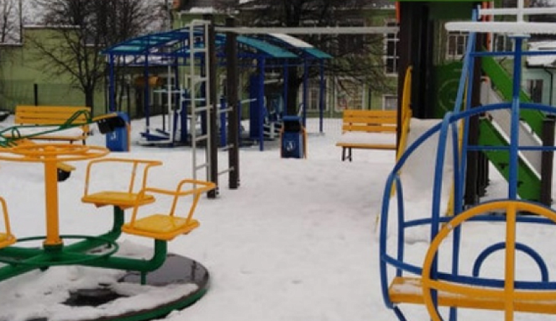 В Дугне построили современную детскую площадку