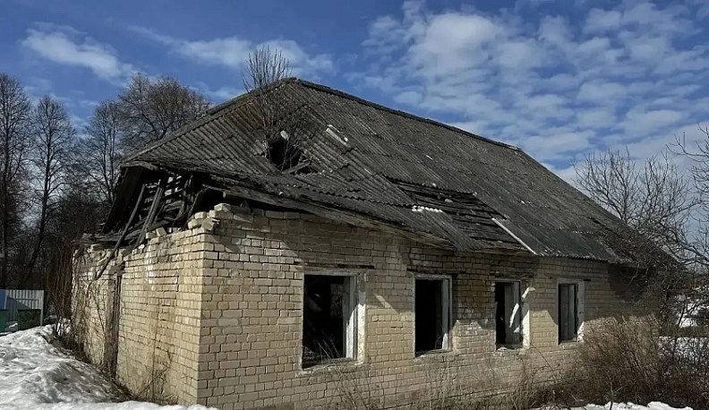 В деревне Григоровское закрыли доступ к заброшенному аварийному зданию