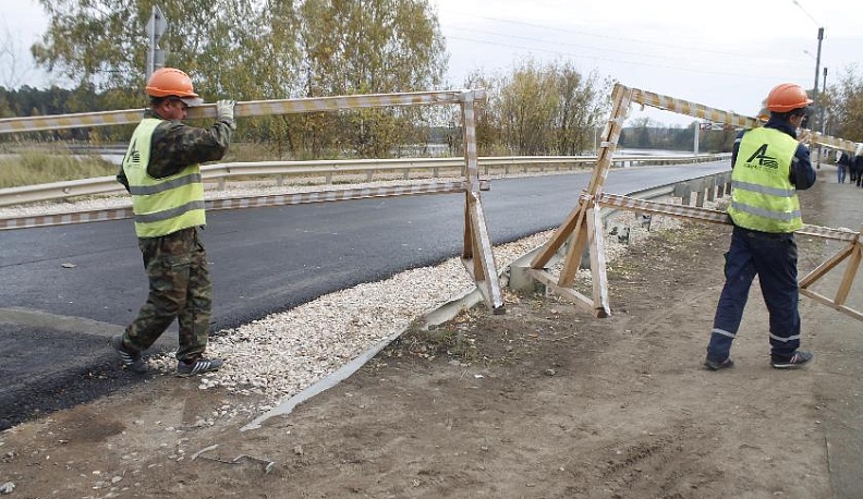 В Людиновском районе открыли движение автотранспорта по отремонтированному мосту 