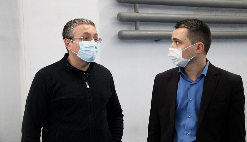 Дмитрий Денисов проверил ход ремонта в калужской школе № 5