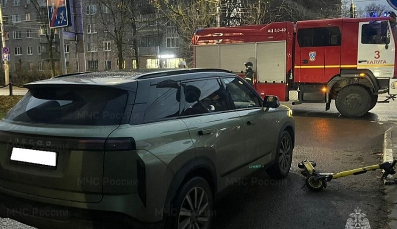 Китайский кроссовер сбил электросамокатчика в Калуге  
