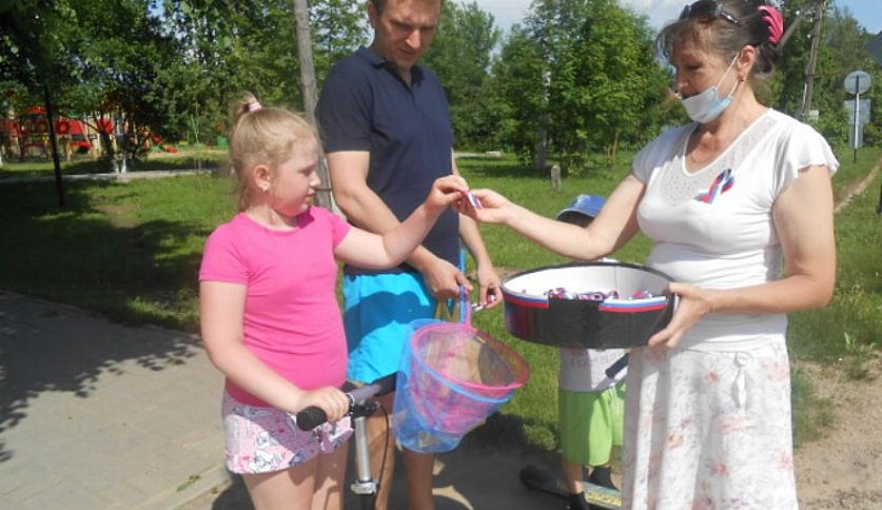 Мосальская районная библиотека провела акцию «Ленточка – триколор»