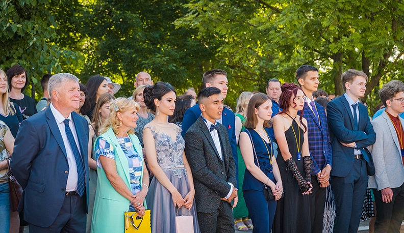 Алина Буланкина (пятая слева) на выпускном вечере. Ребята внимают поздравлениям, пожеланиям, напутствиям.