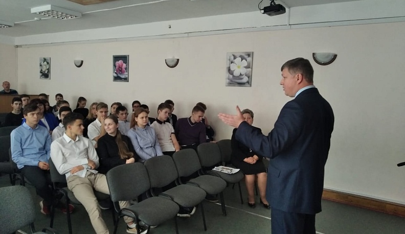 Министр строительства и ЖКХ провел урок в калужской школе
