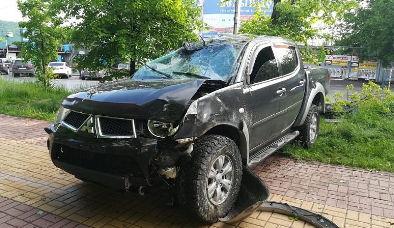 В Калуге «Митсубиси» вылетел на тротуар и снес дерево