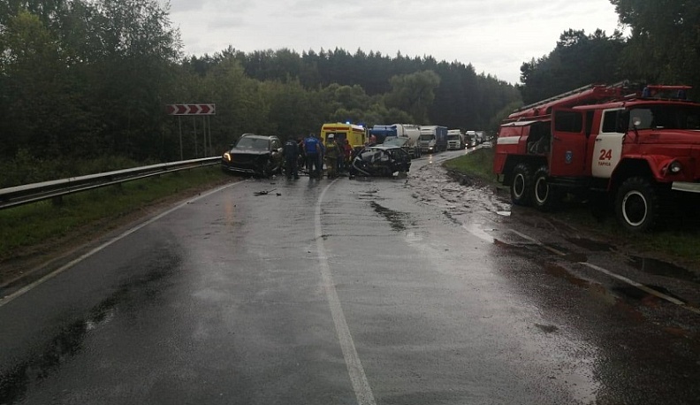 В Калужской области в аварии на встречке погиб водитель ВАЗа