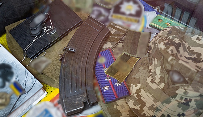 Изъятые вещи у двух сторонников нацизма в 2023 г.