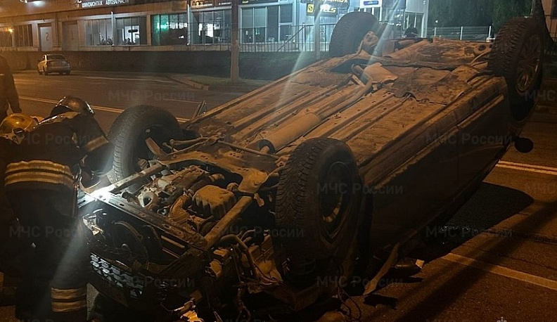 В Калуге в ДТП перевернулась машина