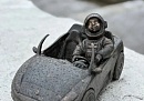 Маленькую фигурку космонавта в кабриолете установили у памятника 600-летию Калуги 