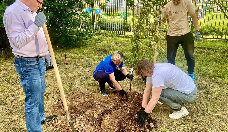 В Обнинске высадили яблони в память о погибшем на СВО бойце