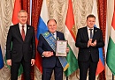 Владислав Шапша вручил регалии Почётного гражданина Калужской области Юрию Зельникову 