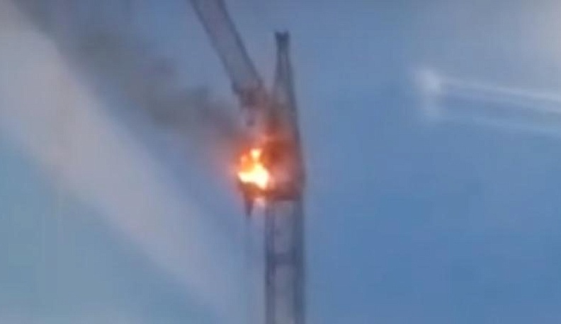 В Калуге загорелась пустая кабина башенного крана