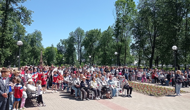 В День России активные людиновцы получили паспорта и заслуженные награды