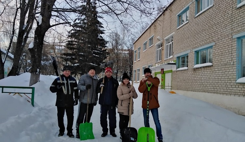 В Людинове общественники расчистили детсад от снежных завалов