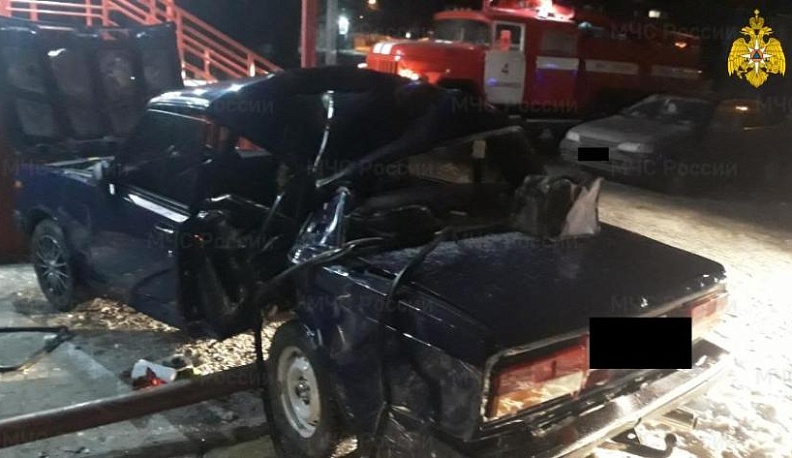 В Людинове семерка влетела в столб остановки