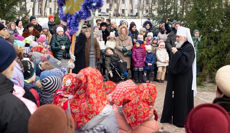 У стен кафедрального Свято-Троицкого собора в Калуге открылся «Рождественский вертеп»